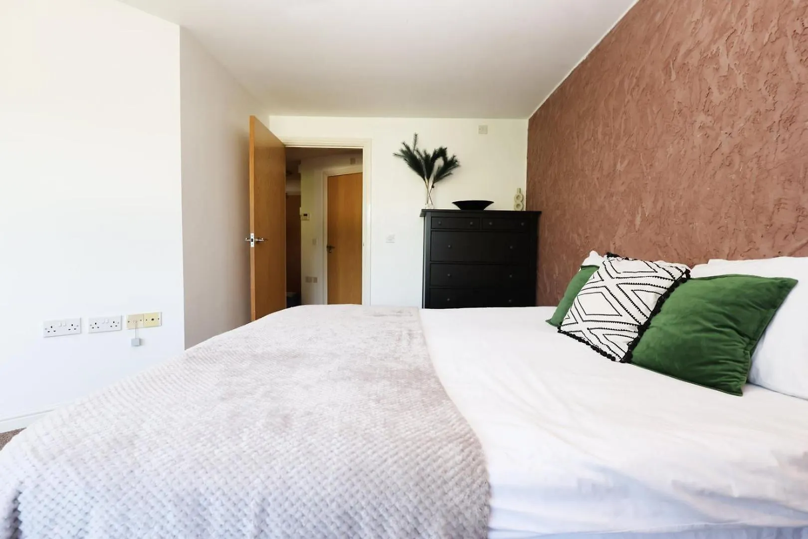 Comfort & Convenience In Cardiff! 0*, Cardiff United Kingdom