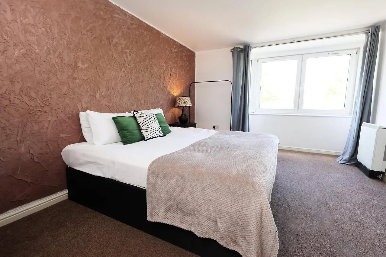 Comfort & Convenience In Cardiff! Apartment