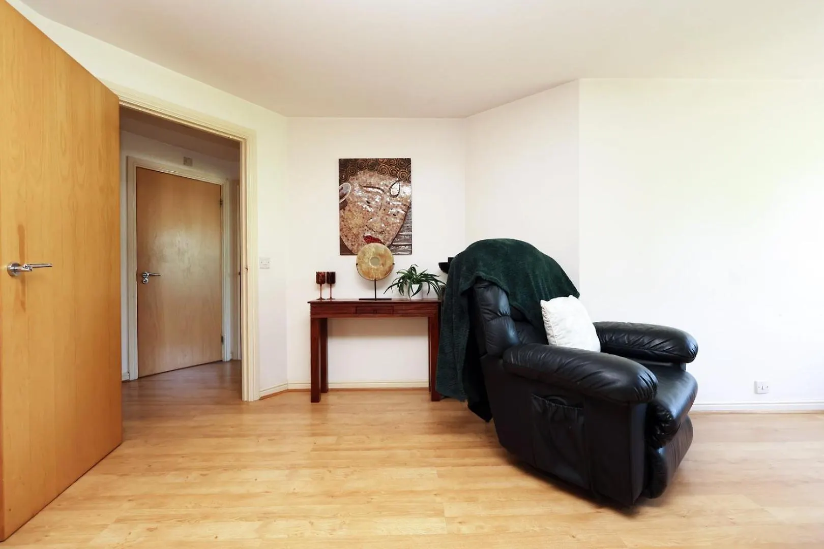 Comfort & Convenience In Cardiff! Apartment